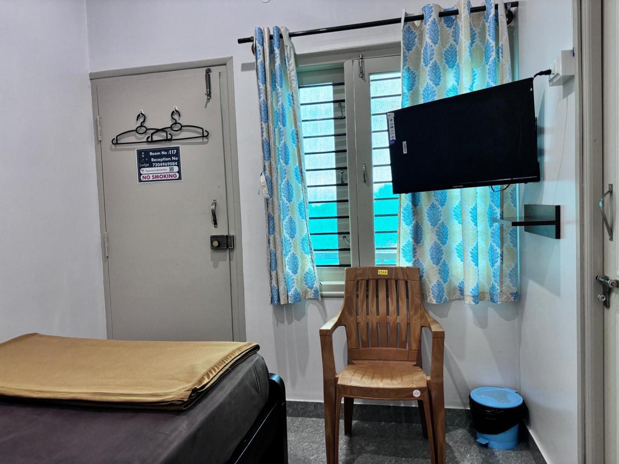 Sri Siri Lodge And Hotel Чикмагалур Екстер'єр фото
